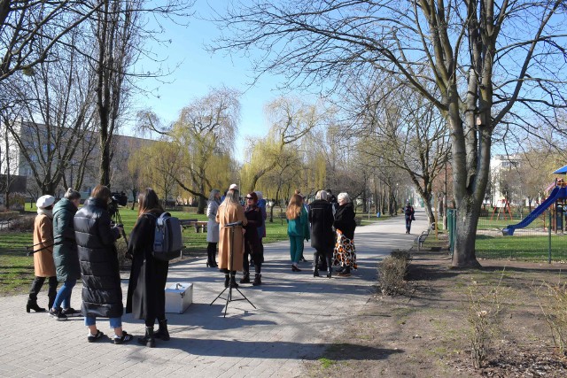 Teren zielony na os. Piastowskim w Inowrocławiu nosić będzie nazwę Skwer Praw Kobiet. Decyzję taka podjęli radni podczas ostatniej w tej kadencji sesji w dniu 29 kwietnia 2024 roku