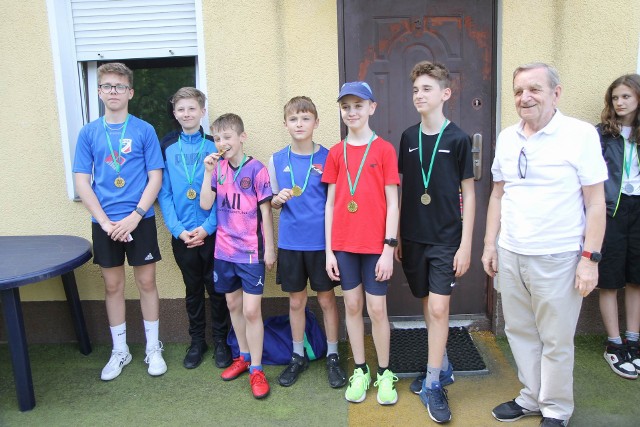 Zwycięska drużyna chłopców ze Szkoły Podstawowej nr 4 w Chełmnie