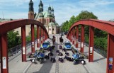 Niezwykła akcja w Poznaniu. Policjanci robili pompki na moście