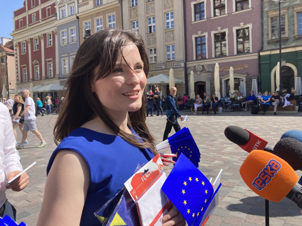 Wojewoda Agata Sobczyk wraz z urzędnikami rozdawała flagi...