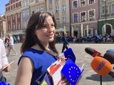 Wojewoda rozdawała flagi Polski i Unii Europejskiej. "Patriotyzm jest bardzo ważny"