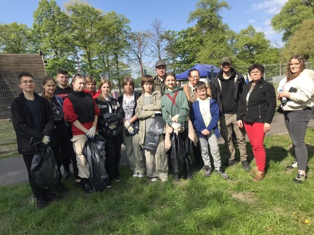 Harcerze z Pleszewa uzbrojeni w worki i rękawiczki posprzątali ze śmieci Park Leśny Planty w Pleszewie