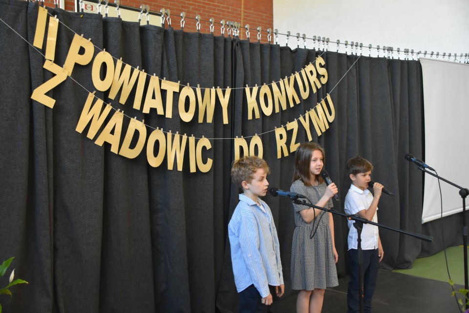 Konkurs o Janie Pawle II "Z Wadowic do Rzymu" w Dąbrowie. Uczniowie z podstawówek w powiecie śremskim sprawdzili swoją wiedzę [film,zdjęcia]