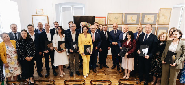 Miliony dofinansowania z Funduszu Wsparcia Gmin i Powiatów dla podlaskich samorządów