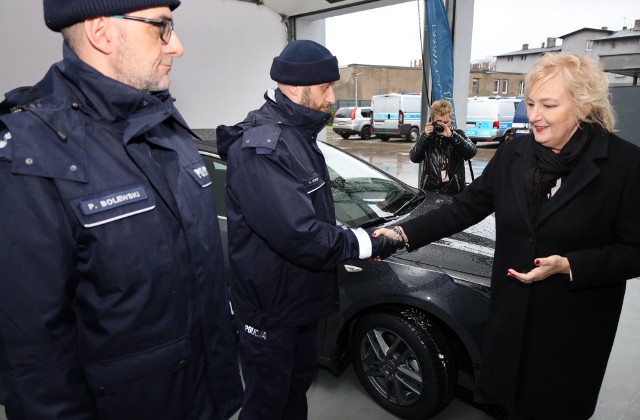 Wiesława Pawłowska, starosta inowrocławski przekazała policjantom kluczyki do nieoznakowanego radiowozu.