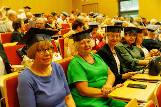 Seniorzy odebrali dyplomy. Blisko 200 osób ukończyło programy edukacyjne na UMB