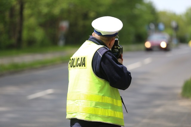 12 czerwca mieszkaniec Ostrowa Wielkopolskiego natknął się na patrol policji w Krzywosądowie. Mężczyzna jadąc samochodem marki Audi znacznie przekroczył dozwoloną prędkość 