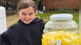 Dziewczynka sprzedawała lemoniadę na ulicy. Zbierała tak na nagrobek dla matki