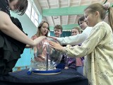 Naukobus z Centrum Nauki Kopernik odwiedził SP 10.Naukowa frajda dla dzieci z Głogowa