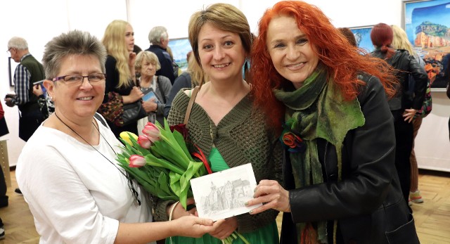 Maja Wolf  otworzyła swoją wystawę "Przerwany sen". Na zdjęciu z Aleksandrą Szymczyk (z lewej) oraz Ewą Grzeszczuk  