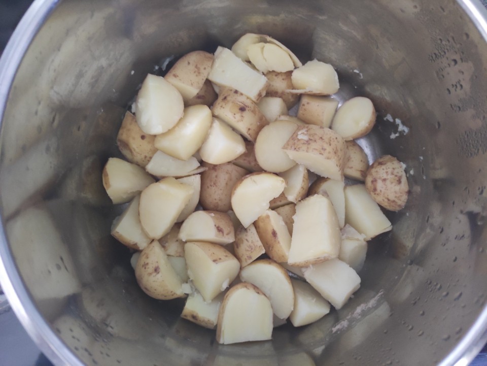 Najpierw wyszoruj ziemniaki, pokrój je na mniejsze kawałki i...