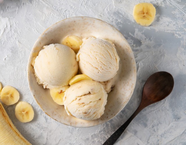 Domowe lody bananowe to prosty do zrobienia i pyszny deser na wiele okazji