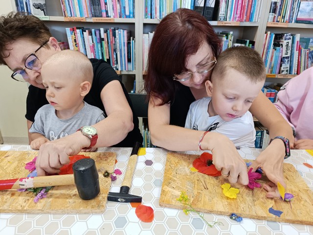 Z okazji Dnia Matki biblioteka w Gołuchowie przygotowała rodzinne warsztaty dla mam i ich dzieci