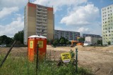 Niebezpieczny plac budowy między blokami w Poznaniu. Co się dzieje na Piątkowie?