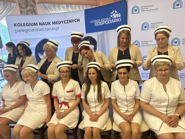 Uroczystość symbolicznego nałożenia czepków pielęgniarskich dla absolwentów kierunku pielęgniarstwa WSG w Bydgoszczy w szpitalu w Grudziądzu