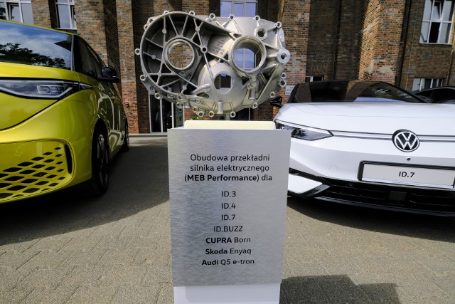 W poznańskiej fabryce Volkswagena odlano stumilionowy element - obudowę przekładni silnika elektrycznego modelu ID