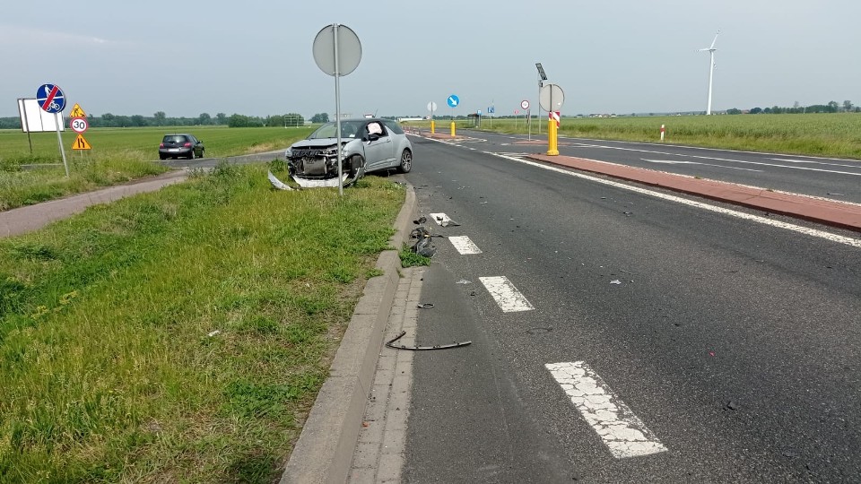 Zderzenie dwóch pojazdów na DK32 w Granowie