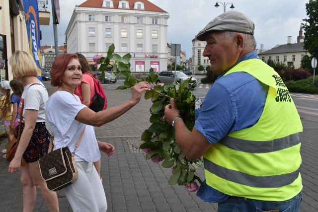 Przedstawiciele fundacji CHOPS zorganizowali w Kaliszu nietypową akcję. Rozdawali kwiaty przechodniom i mówili im, że są super!
