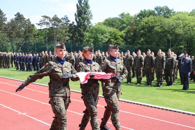 Oficjalna część uroczystości jubileuszu 80-lecia Jednostki Wojskowej w Śremie odbyła się na stadionie miejskim