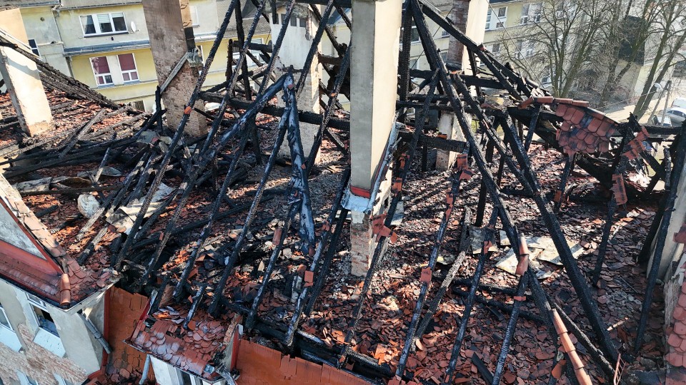 Straty po pożarze kamienicy przy ul. Karabinierów w...