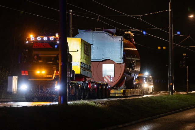 Dostawa ważącego blisko 80 ton kotła trwała ponad trzy godziny. Nasz fotoreporter obserwował z bliska to niecodzienne wydarzenie. Zobacz zdjęcia z przejazdu przez estakadę tramwajową na dworcu Bydgoszcz Wschód.