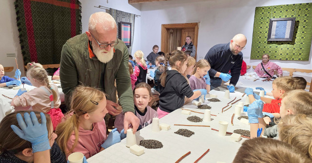 Ferie, które uczą i bawią. W Podlaskim Muzeum Kultury Ludowej można wziąć udział w zimowej lekcji dokarmiania ptaków 