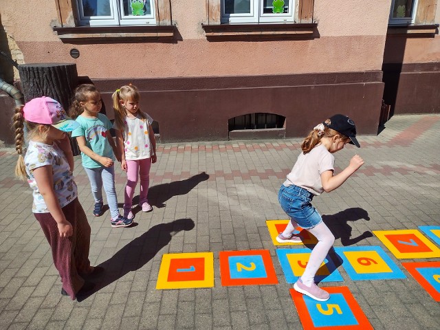 W Mieście i Gminie Pleszew pojawiły się gry plenerowe. Uczniowie szkół i przedszkoli w drodze do szkoły mogą poćwiczyć np. alfabet