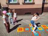 Już nie tylko na korytarzach! Na szkolnych boiskach w Mieście i Gminie Pleszew pojawiły się gry podwórkowe w formacie XXL! 
