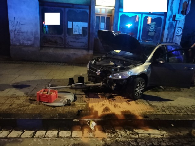 Na ul. Wybickiego w Grudziądzu samochód uderzył w słup z sygnalizacją świetlną
