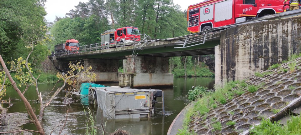 Ciężarówka wpadła z mostu do rzeki na trasie z Jastrowia do Złotowa. Nie wyglądało to dobrze 