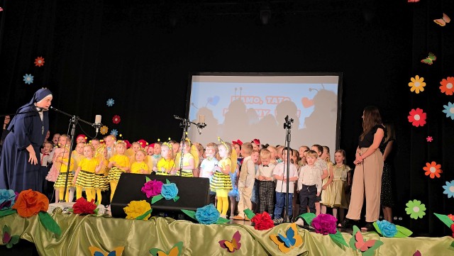 Przedstawienie z okazji Dnia Mamy i Taty 2024 w przedszkolu Sióstr Służebniczek w Aleksandrowie Kujawskim