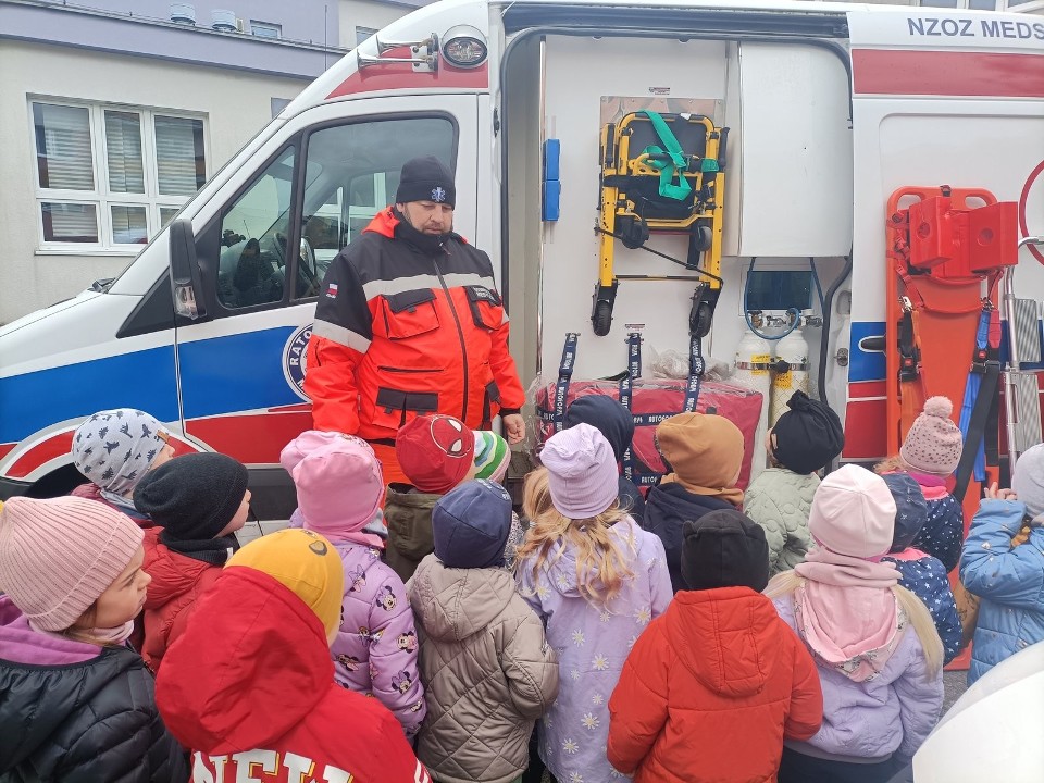 Ambulans i straż miejska pod przedszkolem? Tak wyglądał kwietniowy tydzień bezpieczeństwa w Przedszkolu nr 1 "Bajeczka"
