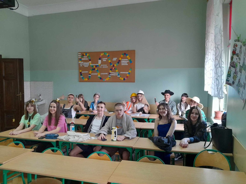 Ostatni dzień na wesoło. Maturzyści III LO w Kaliszu przyszli do szkoły w  przebraniach. ZDJĘCIA