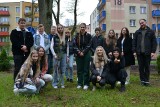 Uczniowie z "Polaka" posadzili pamiątkowe drzewko