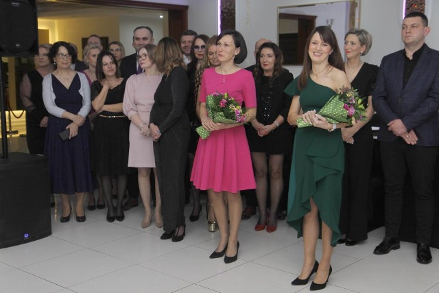 Dorota Żulewska (pierwsza z prawej z kwiatami), dyrektor ZSCKZ w Grubnie, ma w nowej kadencji pełnić funkcję wicestarosty chełmińskiego