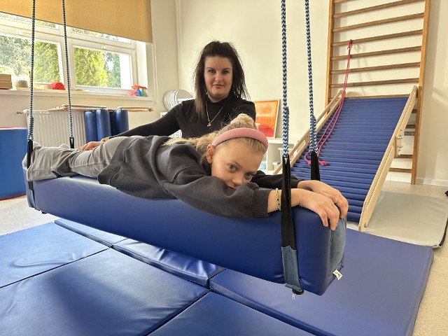 Ninka podczas zajęć Joanną Drabiniak - Siech, neurologopedką i terapeutką  integracji sensorycznej w SP w Sztynwagu