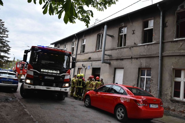 Pożar kamienicy w Gniewkowie - mamy zdjęcia z akcji strażaków. Nie żyje jedna osoba