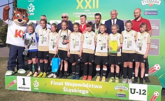 Henryk Bąk (w środku w czerwonej koszulce) był pod wrażeniem sukcesów dziewczynek z UKKS Katowice, które w ostatnich latach wygrywały ogólnopolski turniej Pucharu Tymbarku