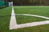 Boczne boisko piłkarskie ze sztuczną nawierzchnią w Sępólnie już po renowacji