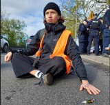 Aktywiści klimatyczni trzeci dzień z rzędu terroryzują kierowców Warszawy