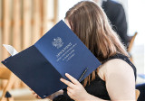 Lody za świadectwo to nie patologia. Psycholog komentuje głośną decyzję urzędu