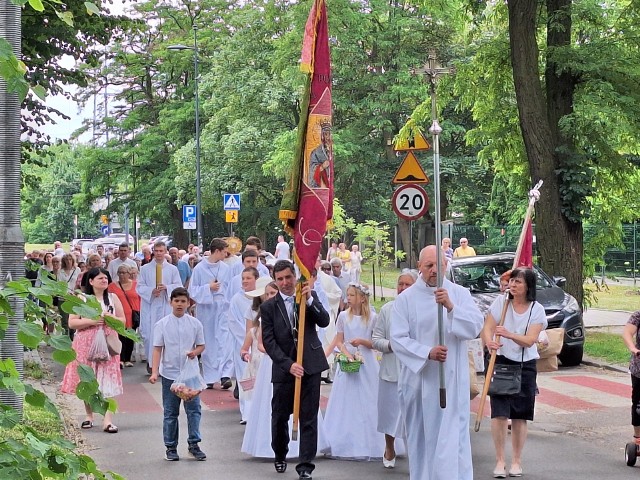 Wierni licznie zgromadzili się, aby uczestniczyć w mszy świętej oraz procesji, która przeszła przez ulice miasta, zatrzymując się przy czterech ołtarzach.