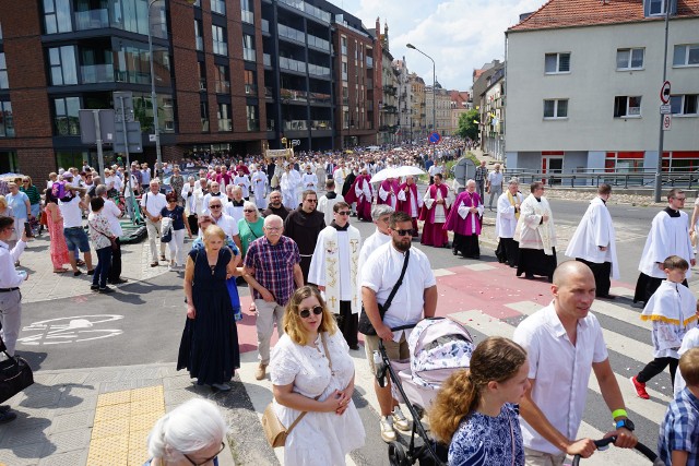 Centralna procesja eucharystyczna przeszła ulicami miasta