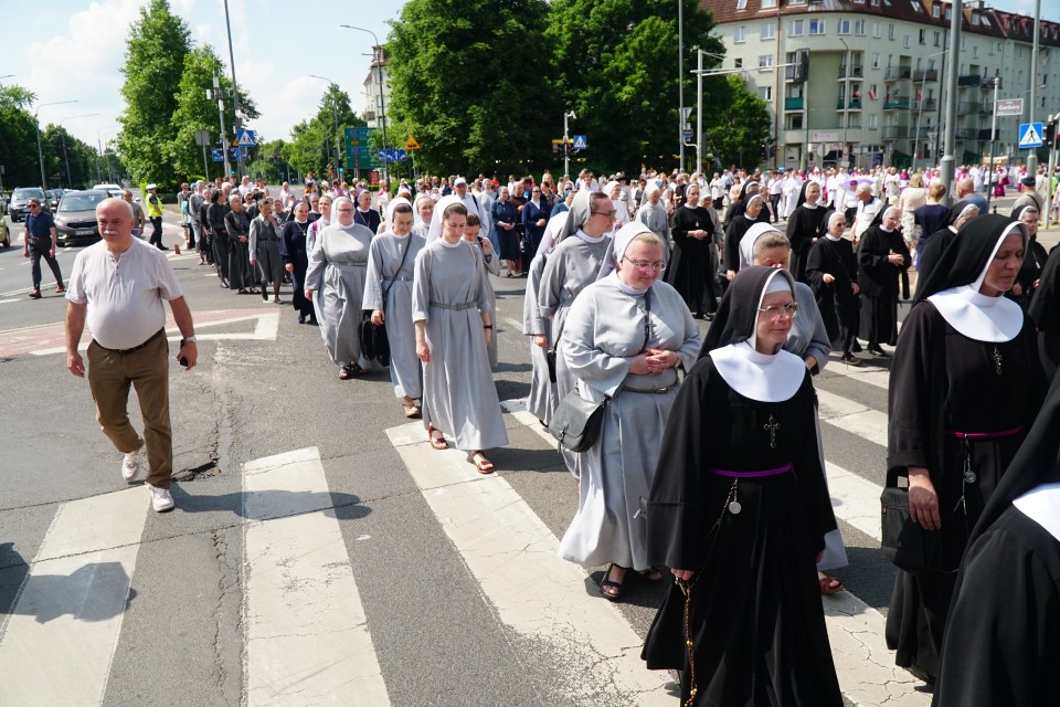Centralna procesja eucharystyczna przeszła ulicami miasta