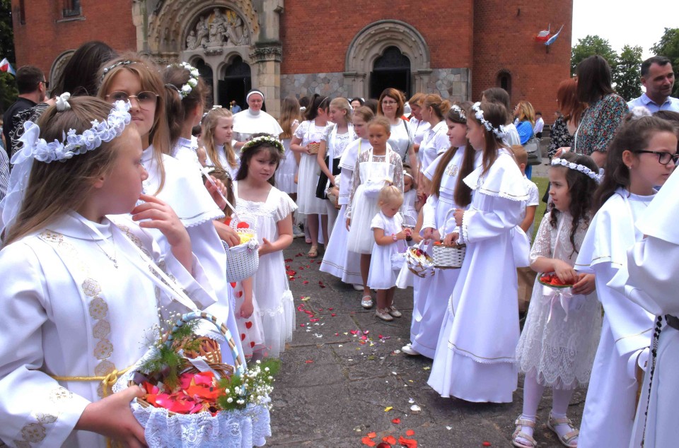 Wierni z sześciu parafii uczestniczyli w centralnej procesji...