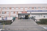 Pacjenci dużego miejskiego szpitala w Poznaniu musieli wchodzić schodami na 7. piętro. Skandal w szpitalu im. Strusia