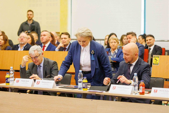 Sejmik dał zielone światło do budowy poradni przy Wojewódzkim Szpitalu Zespolonym. Koszty oszacowano na 75 mln zł. Były kłótnie o stanowiska