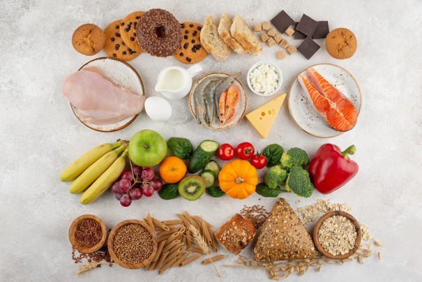 produkty spożywcze ułożone zgodnie z układem piramidy zdrowego żywienia