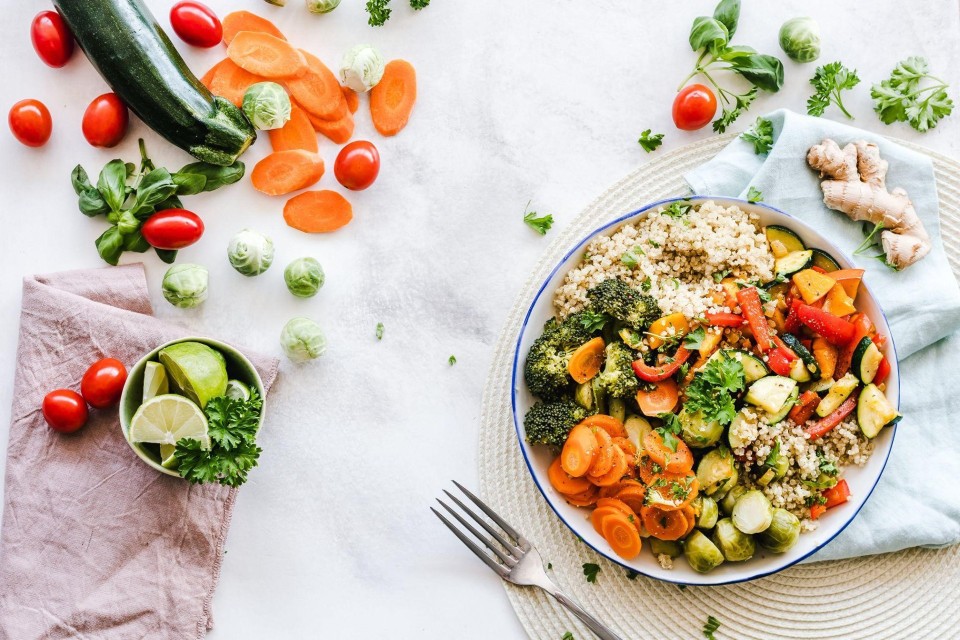Dieta odchudzająca. Kolorowe, zdrowe posiłki redukcyjne – sałatka warzywna na stole
