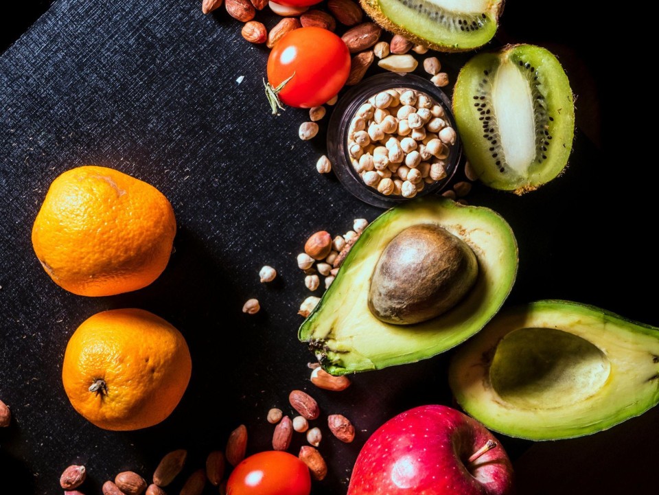 Zdrowa dieta na obniżenie nadciśnienia krwi – kolorowe owoce na czarnym stole